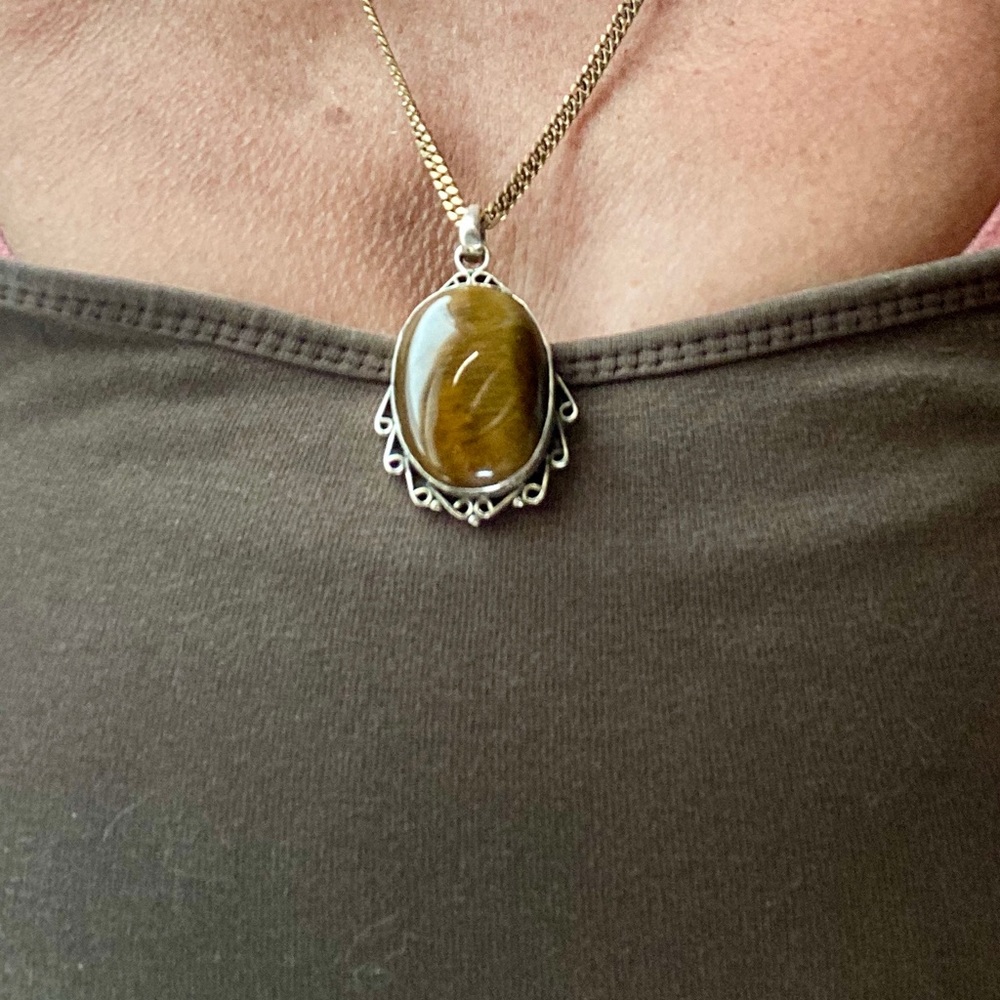 Tiger eye cabochon pendant set in sterling - Picture 4 of 12